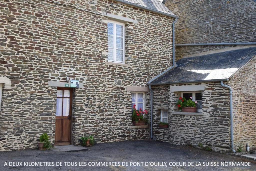 Les Miquelots Bed & Breakfast Pont-d'Ouilly Bagian luar foto